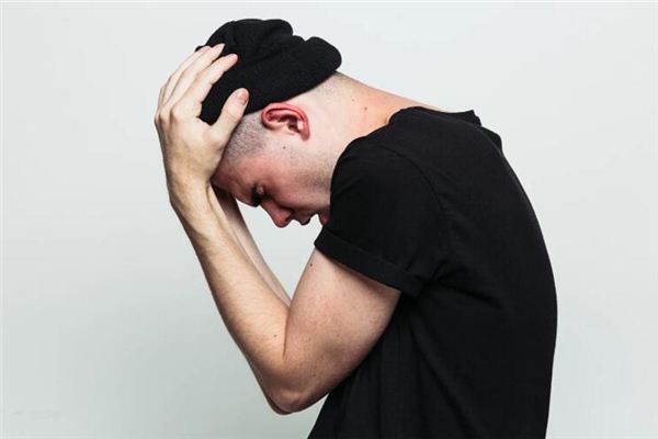 梦见双手抱头 周公解梦梦到双手抱头是什么意思 做梦梦见双手抱头好不好