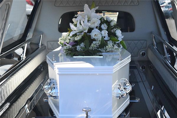 梦见白色棺材 周公解梦梦到白色棺材是什么意思 做梦梦见白色棺材好不好