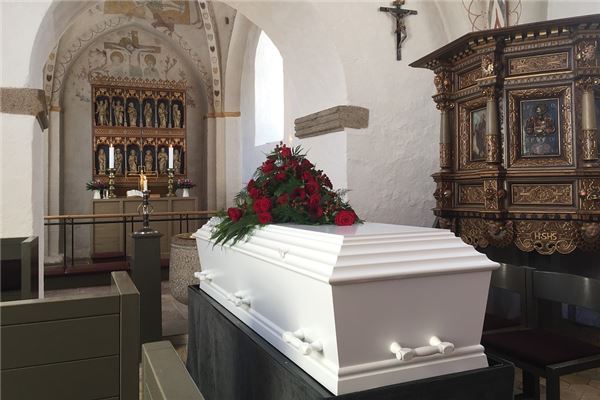 孕妇梦见死人和棺材 周公解梦 孕妇梦见死人和棺材是什么意思 孕妇梦见死人和棺材好不好