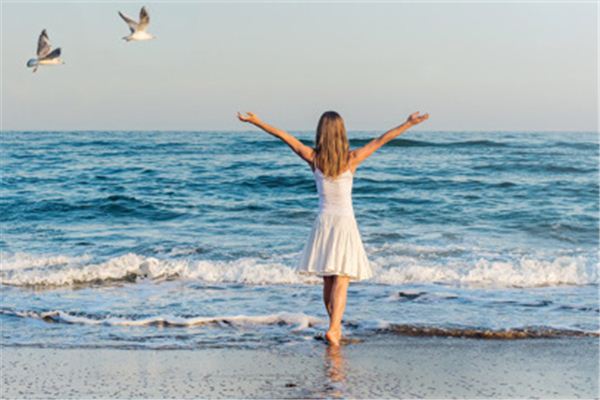 梦见在海边散步 周公解梦梦到在海边散步是什么意思 做梦梦见在海边散步好不好