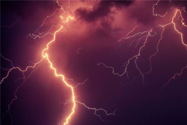 梦见晴天霹雳 周公解梦梦到晴天霹雳是什么意思 做梦梦见晴天霹雳好不好