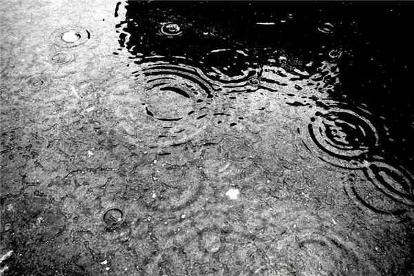 梦见打雷下雨 周公解梦梦到打雷下雨是什么意思 做梦梦见打雷下雨好不好