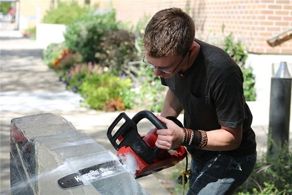 梦见锯屑 周公解梦梦到锯屑是什么意思 做梦梦见锯屑好不好