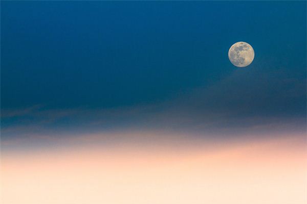 梦见月在半空中大放光彩 周公解梦梦到月在半空中大放光彩是什么意思 做梦梦见月在半空中大放光彩好不好