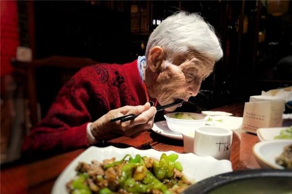 梦见与已经死了的人进餐 周公解梦梦到与已经死了的人进餐是什么意思 做梦梦见与已经死了的人进餐好不好