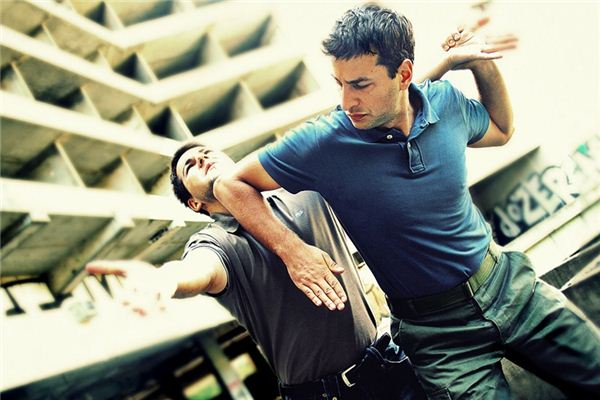 梦见打兄弟 周公解梦梦到打兄弟是什么意思 做梦梦见打兄弟好不好