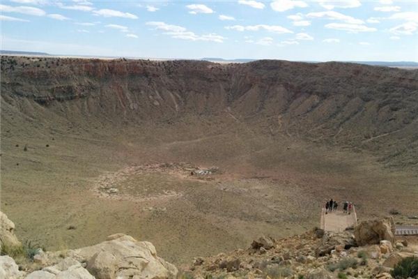 梦见大坑 周公解梦梦到大坑是什么意思 做梦梦见大坑好不好