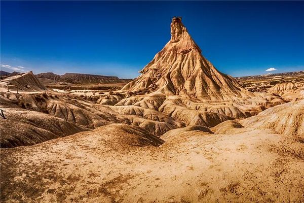 梦见光秃秃的山头 周公解梦梦到光秃秃的山头是什么意思 做梦梦见光秃秃的山头好不好
