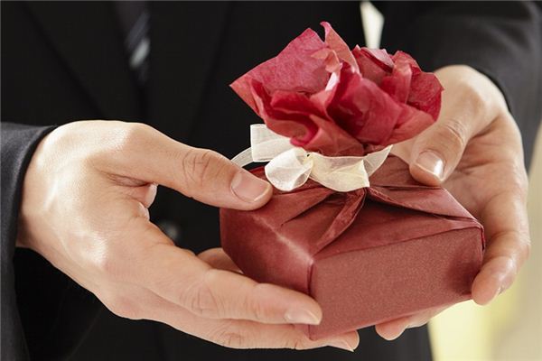 梦见送礼 周公解梦梦到送礼是什么意思 做梦梦见送礼好不好