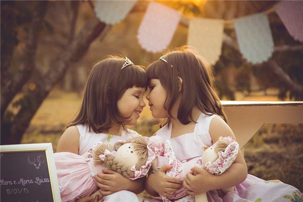 梦见孪生姐妹 周公解梦梦到孪生姐妹是什么意思 做梦梦见孪生姐妹好不好