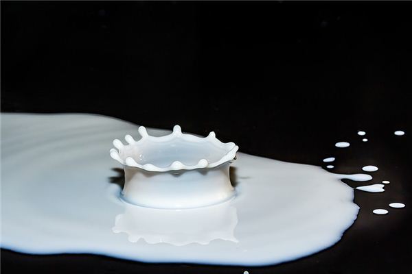 梦见挤牛奶 周公解梦梦到挤牛奶是什么意思 做梦梦见挤牛奶好不好